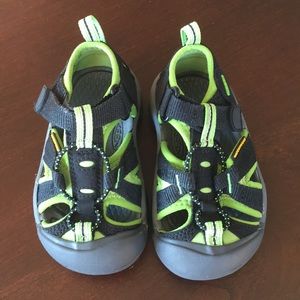 Like new Keen toddler Sz 8 shoes